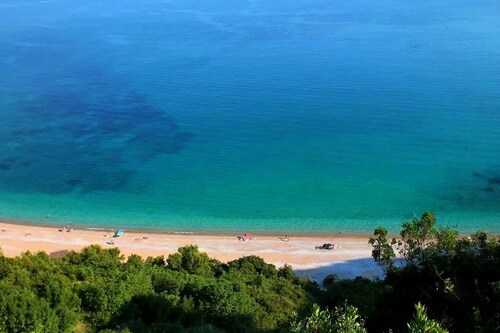 Komfortable mediterrane Villa mit herrlichem Meerblick und Kunstdekor