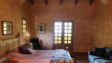 2 bedrooms, desk, WiFi, bed sheets