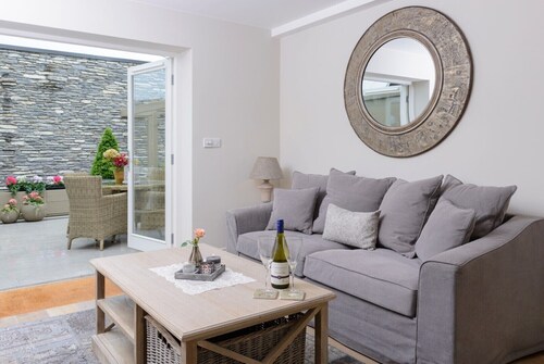 Shrubbery Mews 5 * Apt 2