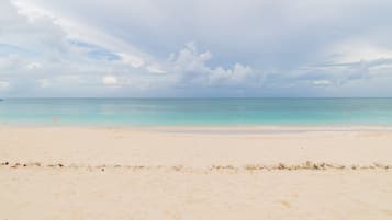En la playa, camastros y toallas de playa