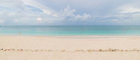 Plage, chaises longues, serviettes de plage