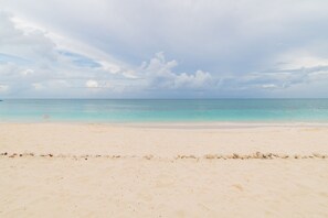 En la playa, camastros y toallas de playa 