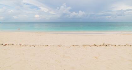 Oceanside Beach Condo - right on Seven Mile Beach