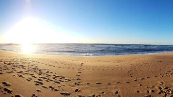 Beach nearby, sun-loungers, beach towels