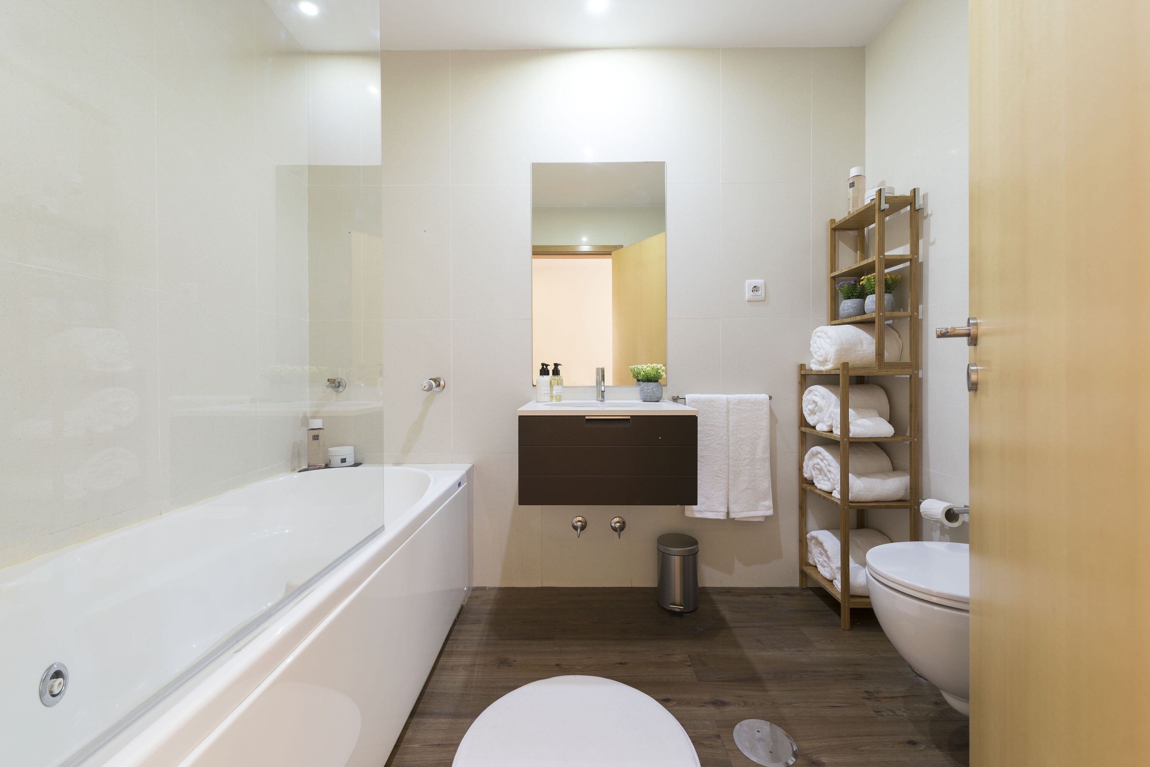 Un baño moderno con bañera, inodoro y tocador.