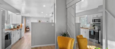 冷蔵庫、電子レンジ、オーブン、コンロ