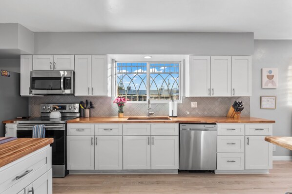 Fridge, microwave, oven, stovetop