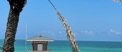 Tæt på stranden, liggestole, badehåndklæder