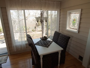 Dining - Marsh-front Cottage where the Broad River begins - with a magnificent view! (Ridgeland)