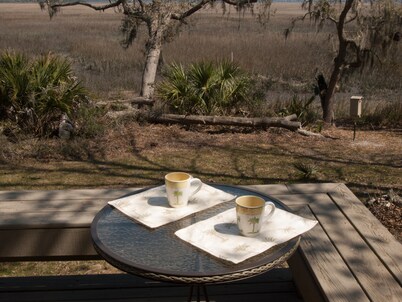 Marsh-front Cottage where the Broad River begins - with a magnificent view!