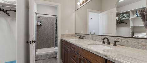 Combinació de dutxa i banyera, assecador de cabells i tovalloles