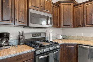 Microwave, oven, stovetop, dishwasher - Sunset Crag - Zion National Park (Hurricane)