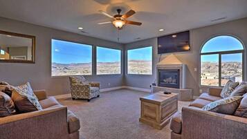Smart TV, fireplace