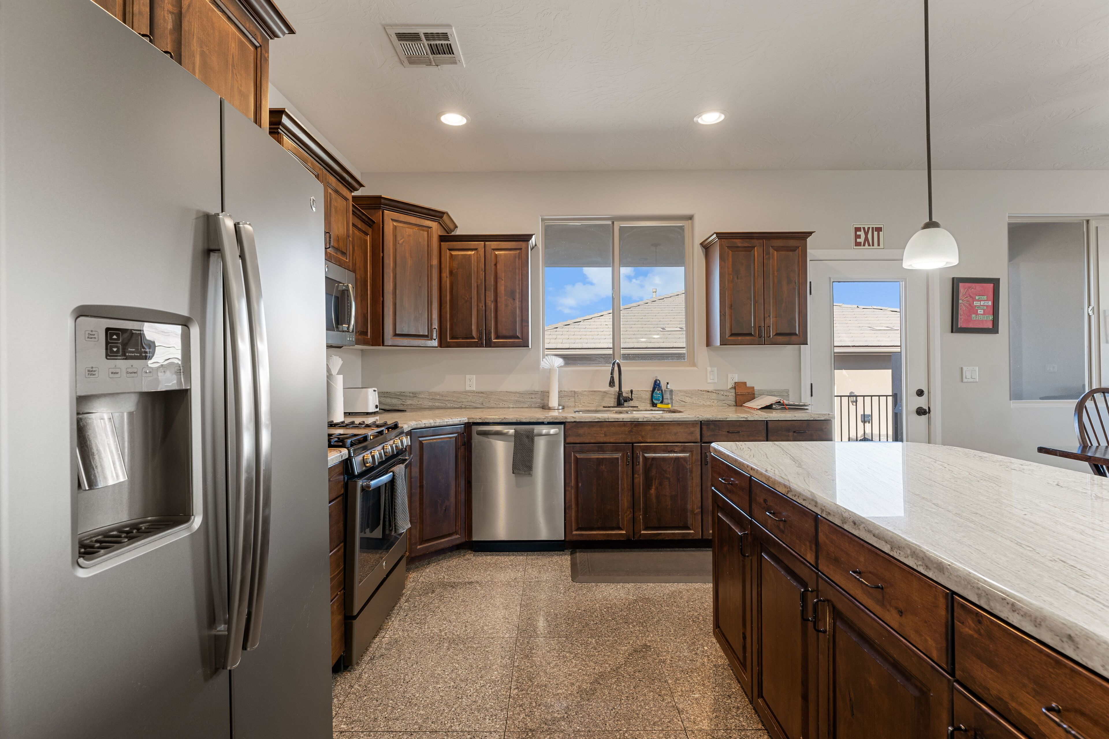 Een magnetron, een oven, een kookplaat, een vaatwasser