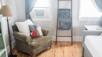 1 dormitorio, escritorio, tabla de planchar con plancha y cuna de viaje