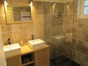 Douche, sèche-cheveux, serviettes fournies, savon