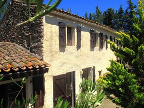 Exterior - In Uzès 100% quiet! 100sqm + private terrace, pool12X8m, 4 bedrooms, 5000sqm garden, WLan (Uzès)