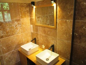 Douche, sèche-cheveux, serviettes fournies, savon