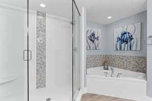 Shower, hair dryer, towels - Waterscape A408 ~ Amazing beach and pool views ~ Free Beach Service (Fort Walton Beach)