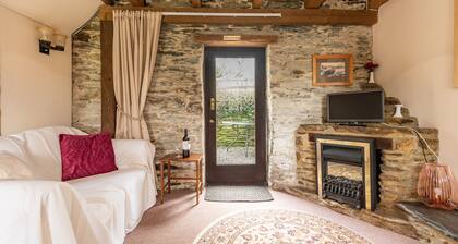 Cob Loaf Cottage, Fowey, close to Readymoney Cove