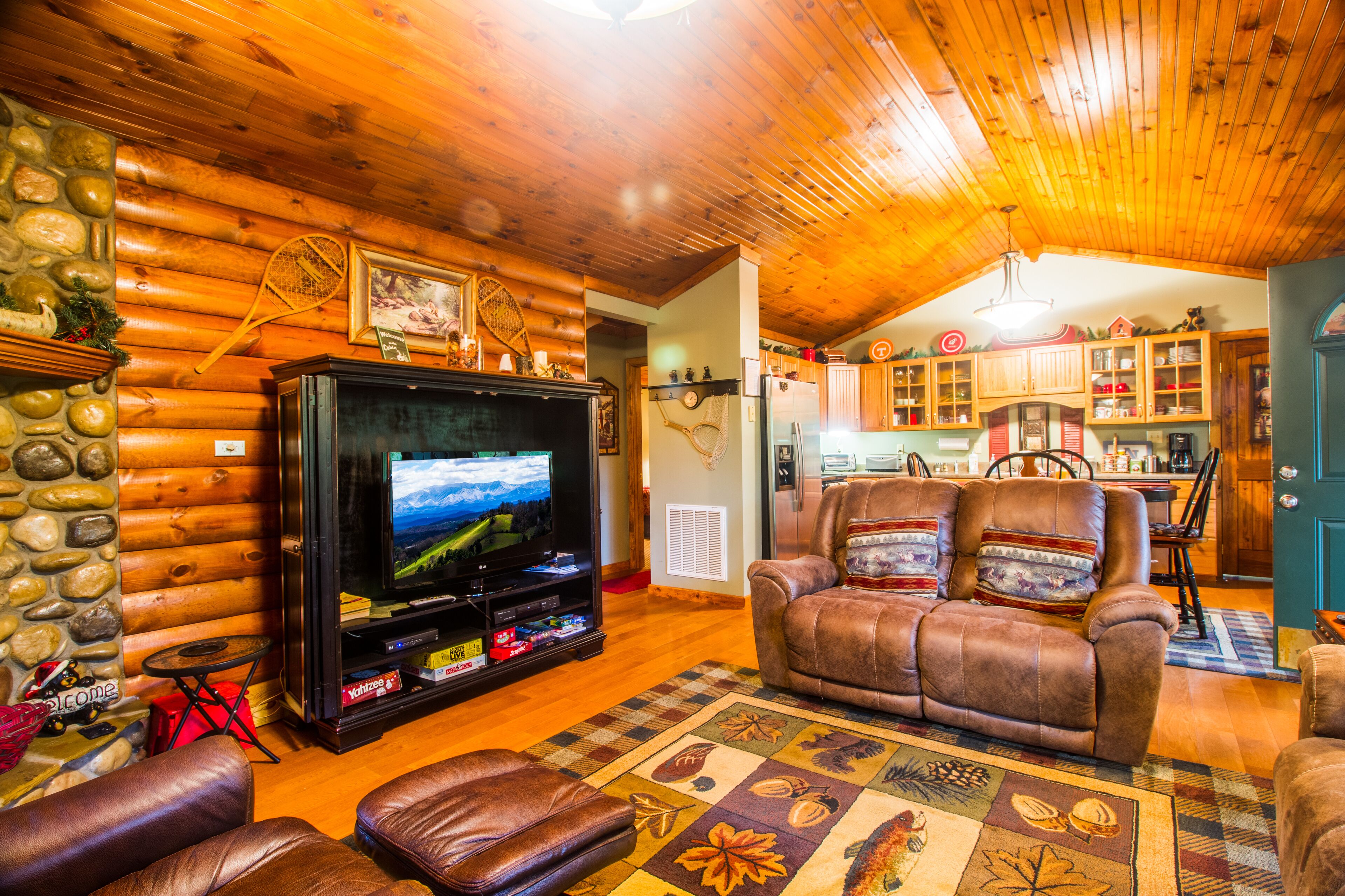 Red leaf Lodge. Your Home away from home in the Smokies