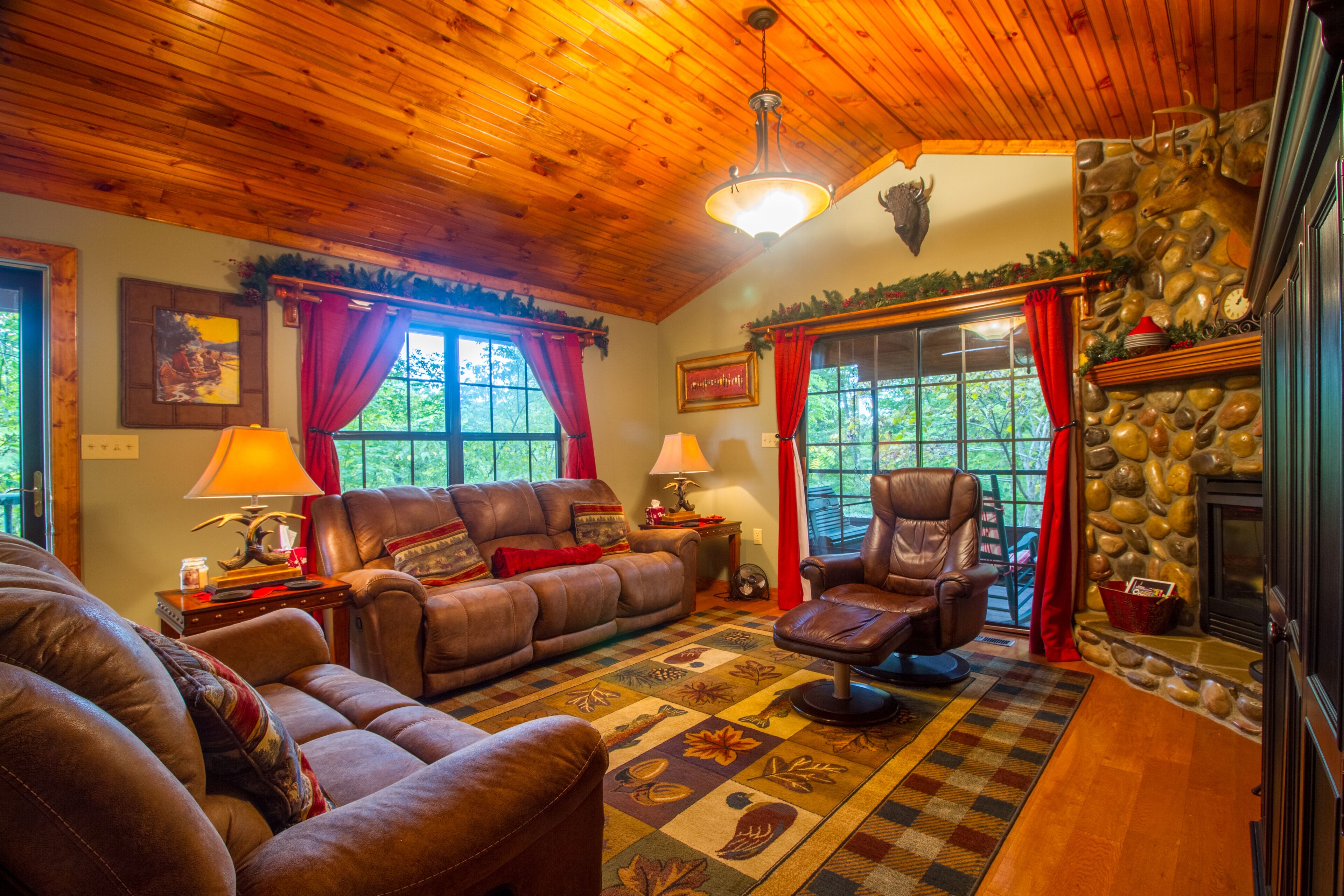 Red leaf Lodge. Your Home away from home in the Smokies