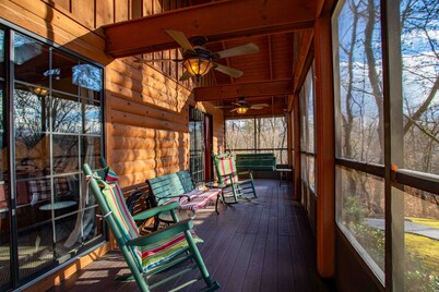 Red Leaf Lodge 
Peaceful  Cabin for 6  with Hot Tub