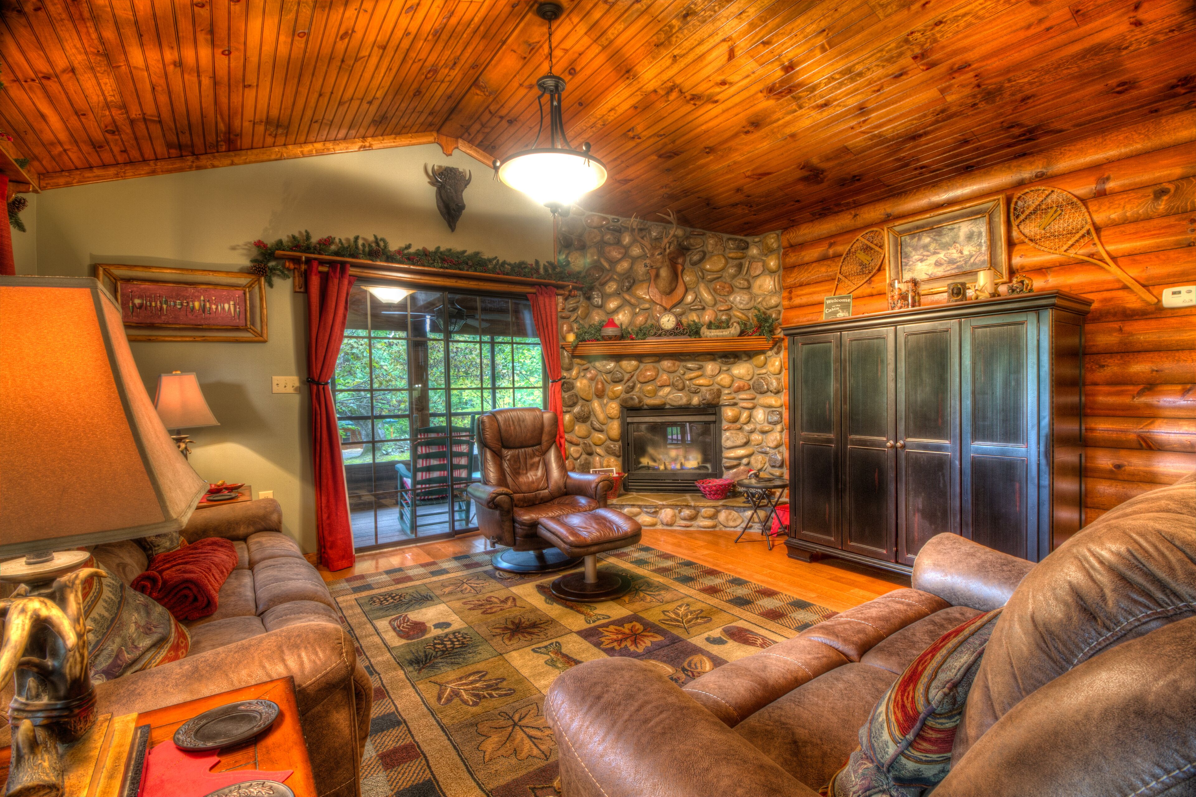 Red leaf Lodge. Your Home away from home in the Smokies
