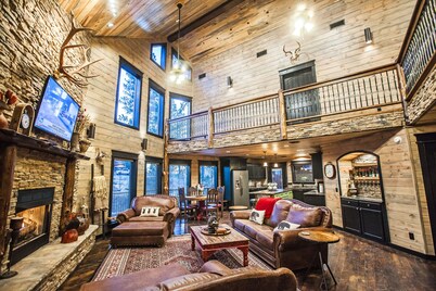 Mountain Melody Lodge - Mountain Retreat, Sleeps 11, Pool Table, Tree House
