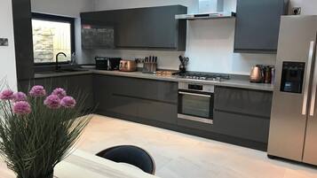 Coffee/tea maker, fridge, microwave, oven