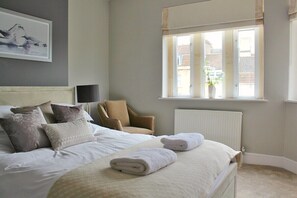 4 bedrooms, desk, iron/ironing board, travel cot