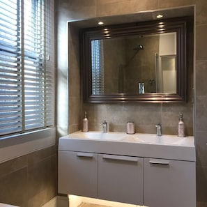 Combined shower/bathtub, hair dryer, towels, soap - Lovely Central Bath House- w/ Parking (CG) (Bath)