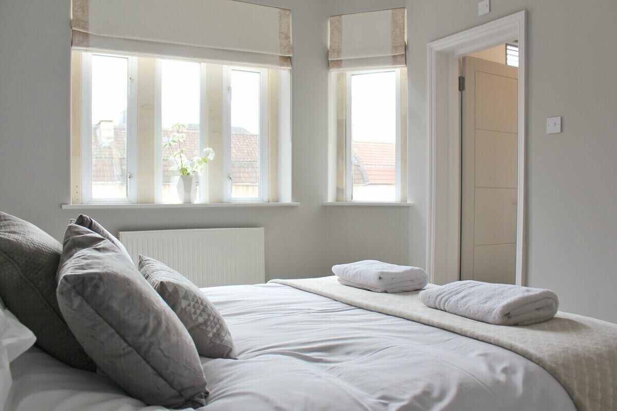 4 bedrooms, desk, iron/ironing board, travel crib