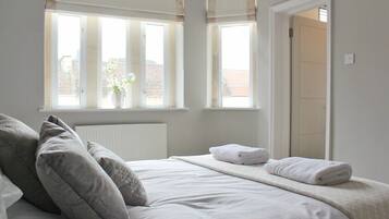 4 bedrooms, desk, iron/ironing board, travel crib