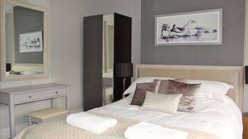 4 bedrooms, desk, iron/ironing board, travel crib