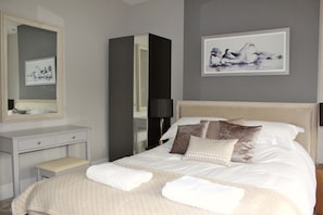 4 bedrooms, desk, iron/ironing board, travel cot - Lovely Central Bath House- w/ Parking (CG) (Bath)