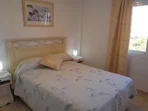 2 slaapkamers, een strijkplank/strijkijzer, wifi, beddengoed
