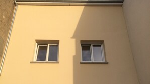 Un bâtiment avec deux fenêtres et une porte.