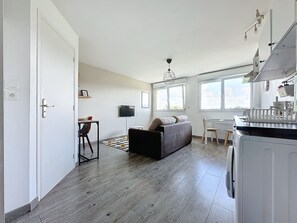 TV - Beautiful studio near the sea (the pontoon) (Donville-les-Bains)