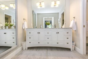 Combined shower/bathtub, hair dryer, towels - Newly Renovated Pool Home on Golf Course (Tequesta)