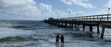 Una playa cerca, sillas reclinables de playa, toallas de playa