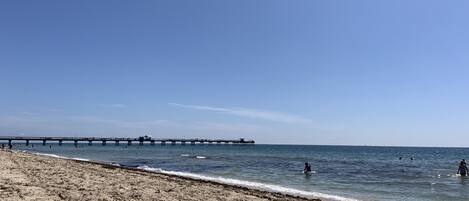 ビーチの近く、サンラウンジャー、ビーチタオル