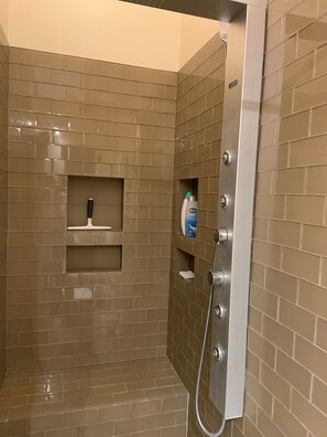 Dusche, Haartrockner, Handtücher, Seife