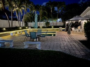 Utendørsbasseng og et oppvarmet basseng