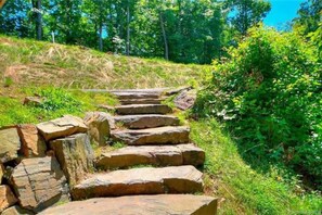Una escalera de piedra que asciende en un entorno natural.
