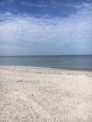 Beach nearby, sun-loungers, beach towels