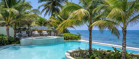 Una piscina al aire libre, una piscina climatizada