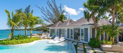 Utendørsbasseng og et oppvarmet basseng