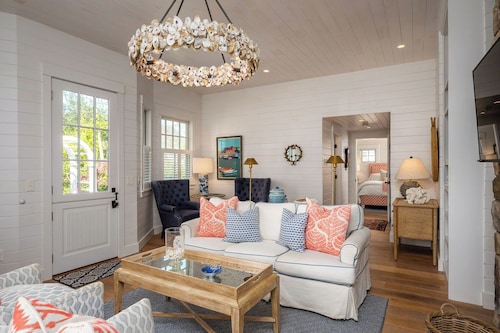 Luxury 2 Bedroom, 2.5 Bathroom minutes from Dock Square/Goose Rocks Beach.