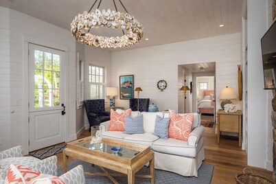 Luxury 2 Bedroom, 2.5 Bathroom minutes from Dock Square/Goose Rocks Beach.